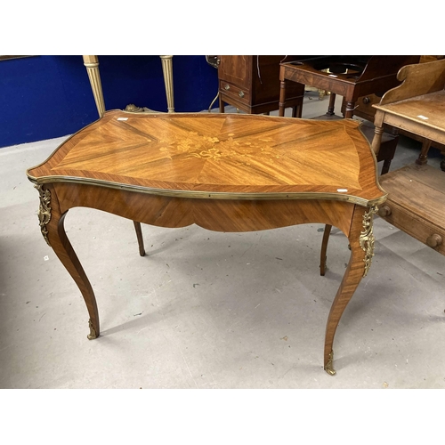 107 - Furniture: FRENCH KINGWOOD SERPENTINE CENTRE TABLE IN LOUIS XV STYLE LATE 19TH CENTURYthe crossbande... 