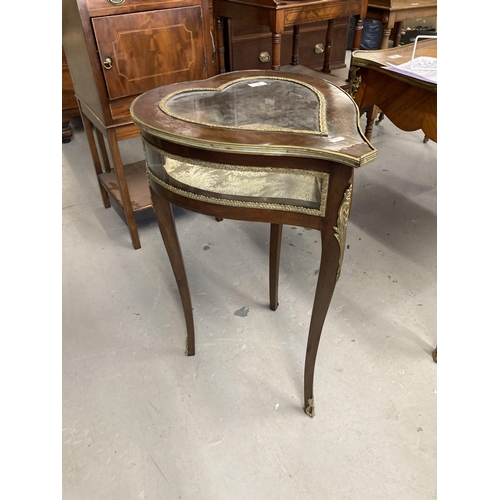 108 - Furniture: EDWARDIAN INLAID MAHOGANY HEART-SHAPED BIJOUTERIE TABLE the heart-shaped vitrine with a h... 