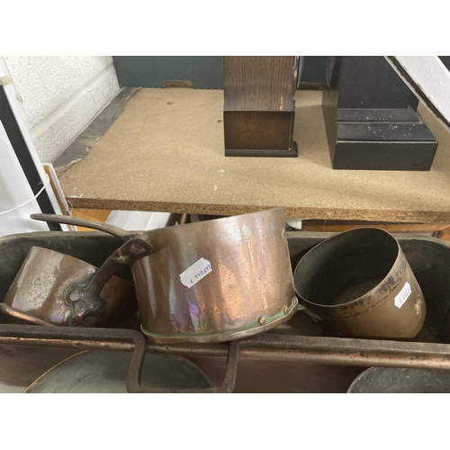 31 - Metalware: 19th cent. Large group of copper domestic wares including kettles, jugs, saucepans, ladle... 