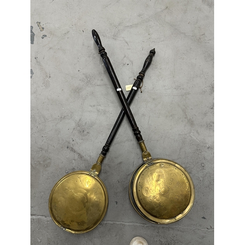 32a - Metalware: 19th cent. Brass bedpans, a pair.