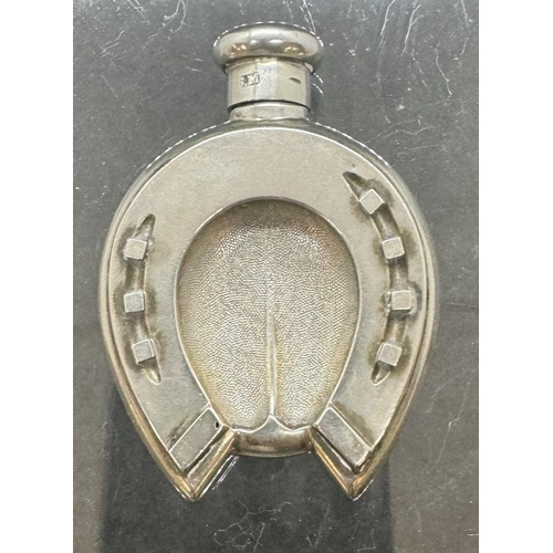 721 - Decorative Arts: A novelty horseshoe scent bottle, Sampson Mordan, London 1886, 5.6cm 0.7ozt.