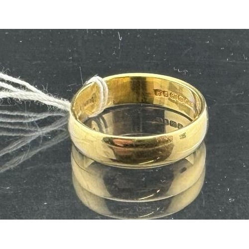 812 - Hallmarked Jewellery: An 18ct gold wedding band, London 1965. UK size R, 5.9g.... 