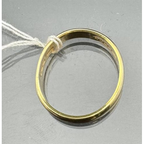 812 - Hallmarked Jewellery: An 18ct gold wedding band, London 1965. UK size R, 5.9g.... 