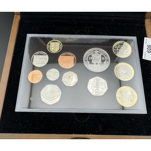 909 - Coins: 2009 UK Royal Mint boxed proof coin set.