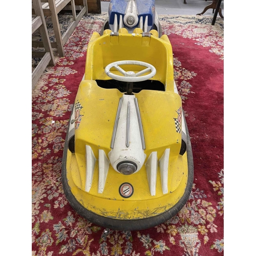 104 - Toys: Toys: A late 1960s child's battery-operated glass fibre bumper car. 360-degree rotating chain-... 