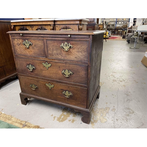 118 - Furniture: Furniture: A very good Georgian mahogany chest of drawers of small proportions with brush... 