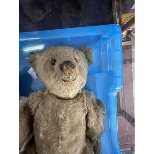 360 - Toys: Toys: Early 20th cent. bear, button eyes, sharp muzzle, well-loved, with one foot and one paw ... 