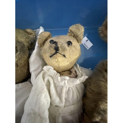 360 - Toys: Toys: Early 20th cent. bear, button eyes, sharp muzzle, well-loved, with one foot and one paw ... 