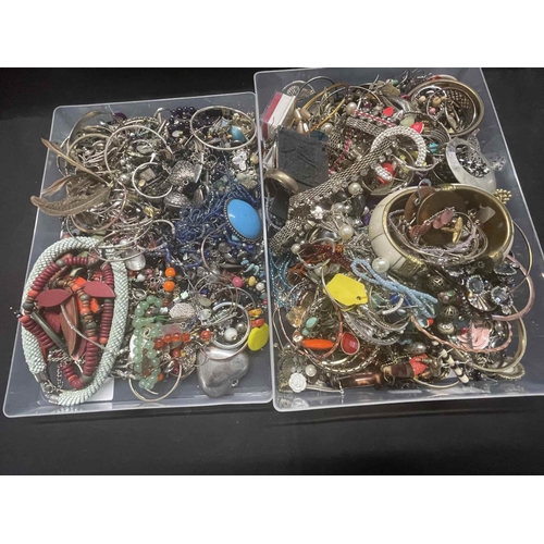 370 - Costume Jewellery: Costume Jewellery: Two boxes of assorted costume jewellery to include brooches, b... 