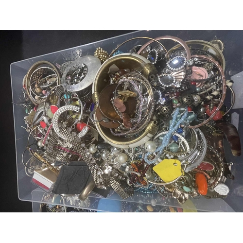 370 - Costume Jewellery: Costume Jewellery: Two boxes of assorted costume jewellery to include brooches, b... 