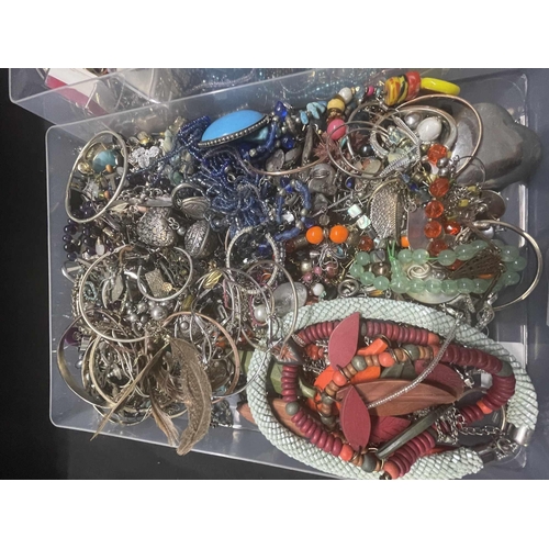 370 - Costume Jewellery: Costume Jewellery: Two boxes of assorted costume jewellery to include brooches, b... 