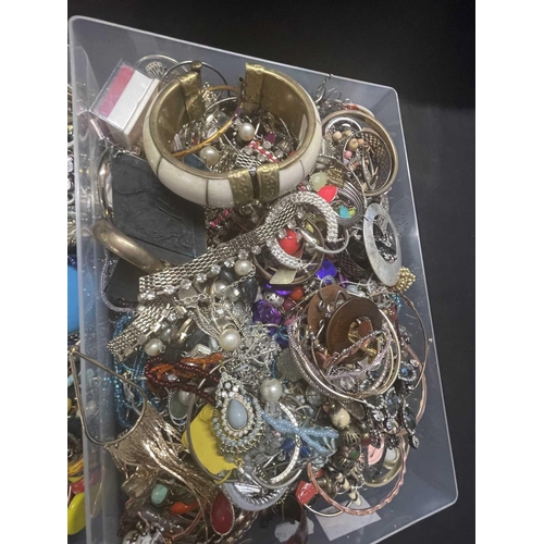 370 - Costume Jewellery: Costume Jewellery: Two boxes of assorted costume jewellery to include brooches, b... 