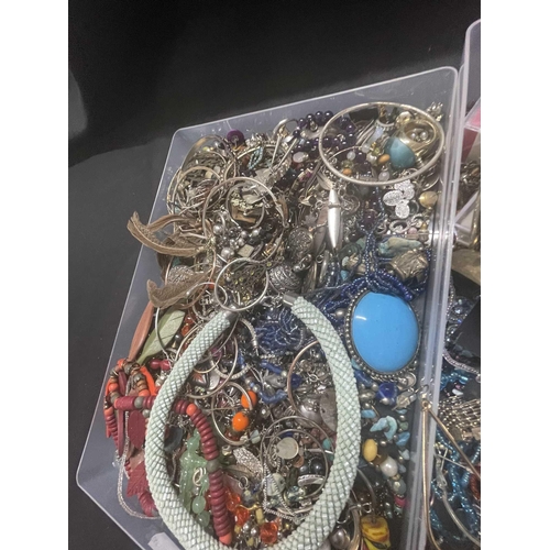 370 - Costume Jewellery: Costume Jewellery: Two boxes of assorted costume jewellery to include brooches, b... 