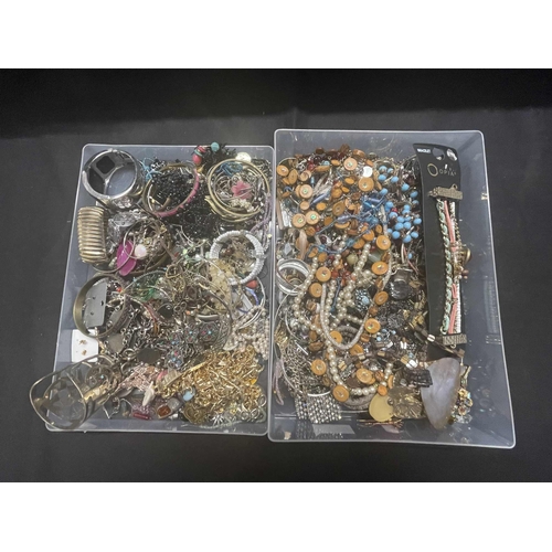 371 - Costume Jewellery: Costume Jewellery: Two boxes of costume jewellery, to include brooches, necklaces... 