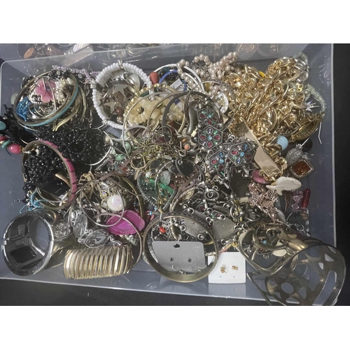 371 - Costume Jewellery: Costume Jewellery: Two boxes of costume jewellery, to include brooches, necklaces... 