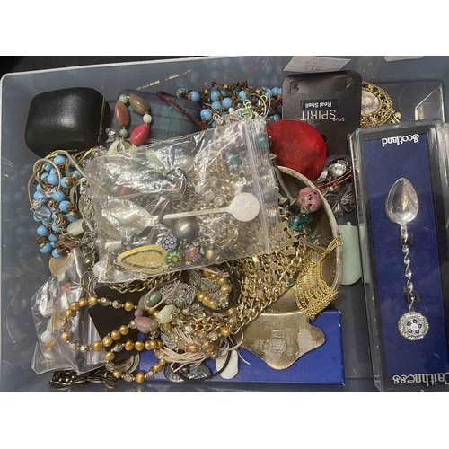 377 - Costume Jewellery: Costume Jewellery: Caithness glass set items to include boxed spoons, jewellery, ... 