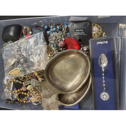 377 - Costume Jewellery: Costume Jewellery: Caithness glass set items to include boxed spoons, jewellery, ... 