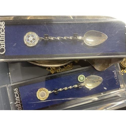 377 - Costume Jewellery: Costume Jewellery: Caithness glass set items to include boxed spoons, jewellery, ... 