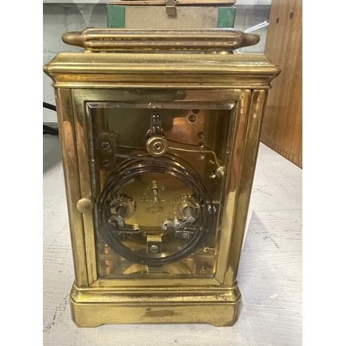 412 - Clock: Clock: French brass carriage clock repeater striking hours and quarters, white enamel dial, R... 