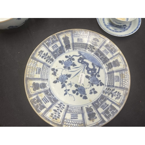 440 - Chinese: Chinese: A Ca Mau Kraak style plate, 22cm, two Nanking cargo bowls, 15cm, a Nanking tea bow... 