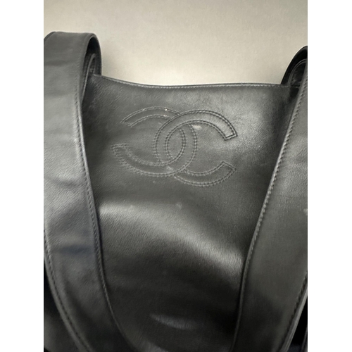 458 - Fashion: Fashion: Chanel black leather shoulder Tote bag, exterior rear zip compartment, stitched C ... 