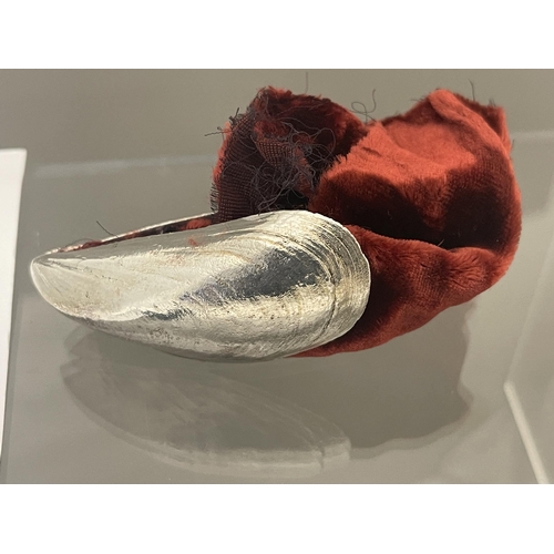 470 - Decorative Arts: Decorative Arts: Susie MacMurray silver plated mussel shell lined with velvet, orig... 