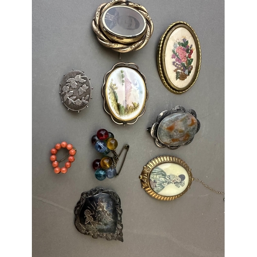 641 - Jewellery: Jewellery: A Victorian pinchbeck swivel brooch with a hand coloured photo of a young girl... 