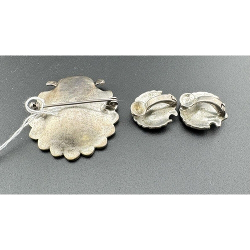 660 - Jewellery: Jewellery: A boxed sterling silver novelty shell brooch set with marcasites and a central... 