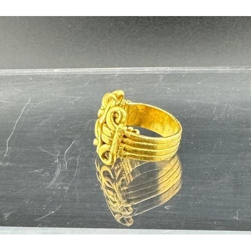 693 - Jewellery: Jewellery: An Indian yellow metal Pavitram ring, comprised of gold wire centring a knot m... 