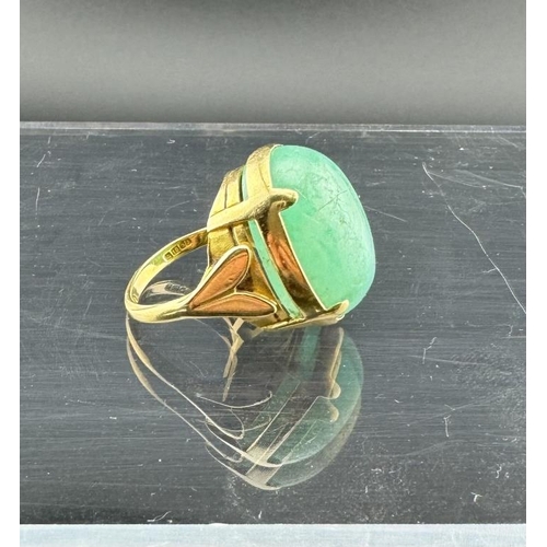 694 - Jewellery: Jewellery: An 18ct yellow gold and claw set cabochon chrysoprase ring, London 1966. UK si... 