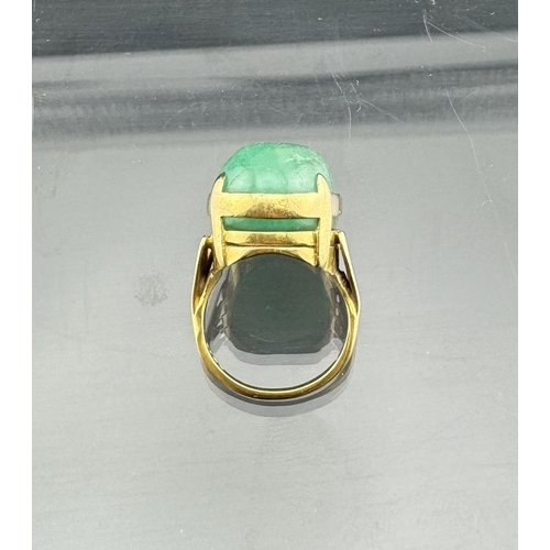 694 - Jewellery: Jewellery: An 18ct yellow gold and claw set cabochon chrysoprase ring, London 1966. UK si... 