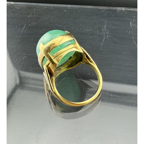 694 - Jewellery: Jewellery: An 18ct yellow gold and claw set cabochon chrysoprase ring, London 1966. UK si... 