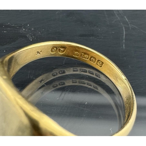 699 - Jewellery Jewellery: A man's 18ct yellow gold signet ring, Birmingham 1965, with plain rectangular t... 