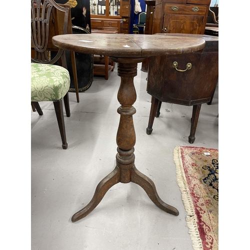 71 - Late 18th cent. Late 18th cent. Burr oak occasional table of circular form with burr oak turned balu... 