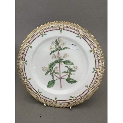 715 - 20th cent. Ceramics: 20th cent. Ceramics: Royal Copenhagen Flora Danica 26cm (10ins) plates one deco... 