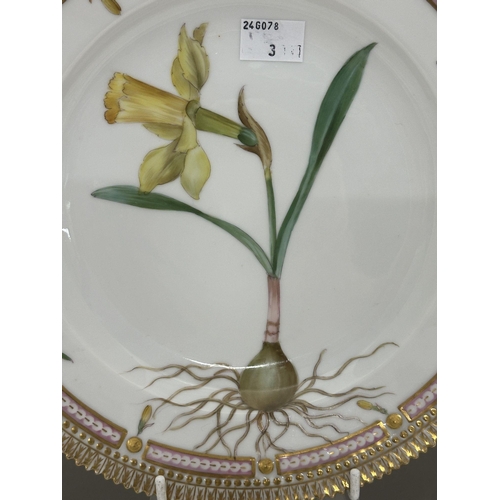 719 - 20th cent. Ceramics: 20th cent. Ceramics: Royal Copenhagen Flora Danica 26cm (10ins) plate decorated... 