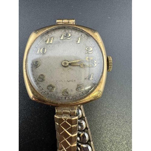 752 - Watches: Watches: Ladies 9ct. gold cushion cased wristwatch on expanding plated strap, head 2.5cm. a... 