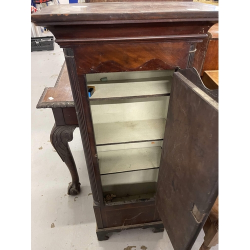 91 - Furniture: Furniture: 19th cent. Mahogany cupboard with a single door, shelved interior, bracket bas... 