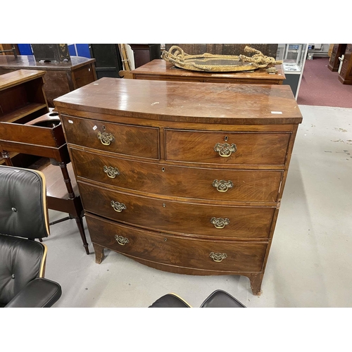 97 - Furniture: Furniture: Late 1820s mahogany bow fronted chest of drawers, two over three graduating dr... 