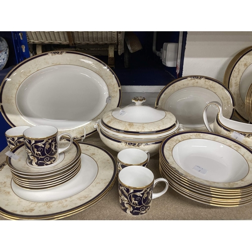 16 - Ceramics: Ceramics: A Wedgwood Cornucopia pattern part dinner service, consisting of eight each dinn... 