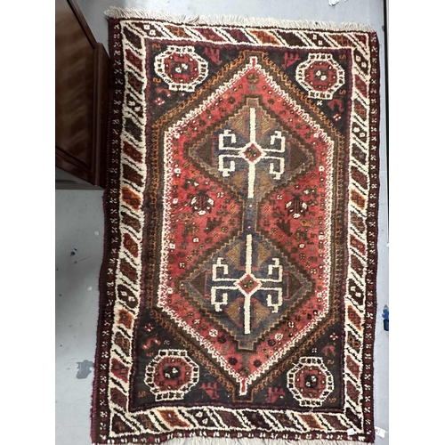 20 - Rugs & Carpets: Modern Shiraz carpet, Persian hand knotted hand spun wool, geometric patterns on... 