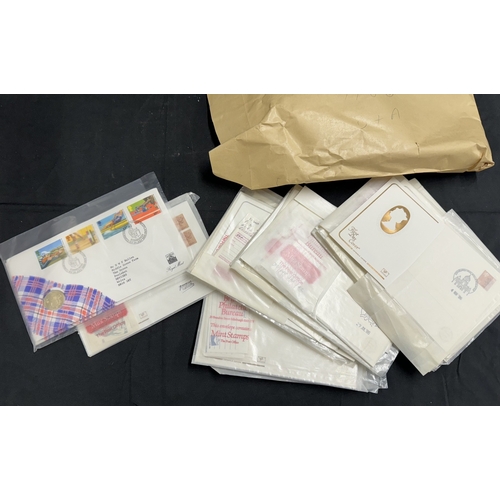 318 - Stamps Stamps: A large collection of UK and regional 1981-1994 mint stamp presentation packs (Includ... 