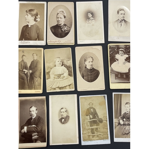 331 - Antique Photographs: Antique Photographs: Approx. 200 Victorian and later Carte-de-Visite calling ca... 