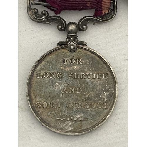 369a - Militaria: Militaria: A George V Long Service & Good Conduct medal, a Victory medal and a 1914-1... 