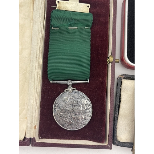 369 - Medals: Medals: An Edward VII Volunteer Force long service medal, boxed; a 1925 silver RAOB attendan... 