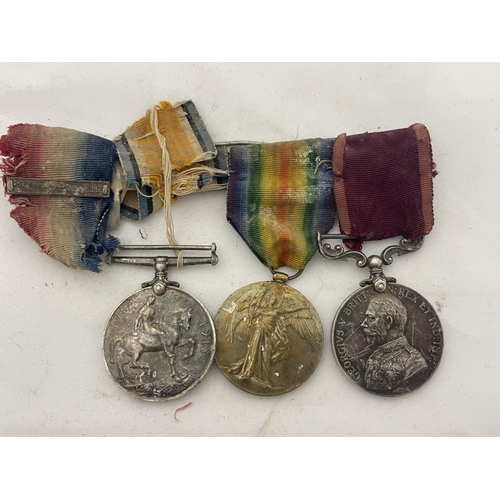 369a - Militaria: Militaria: A George V Long Service & Good Conduct medal, a Victory medal and a 1914-1... 