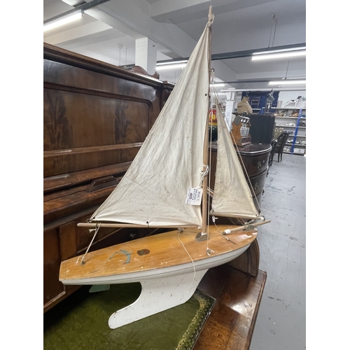 405 - Toys: Toys: Star pond yacht, white painted hull and keel, named 'Endeavour IV'. 45Cm long, 63cm high... 