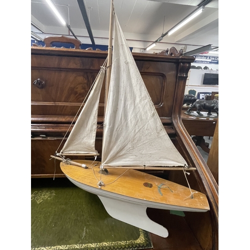 405 - Toys: Toys: Star pond yacht, white painted hull and keel, named 'Endeavour IV'. 45Cm long, 63cm high... 