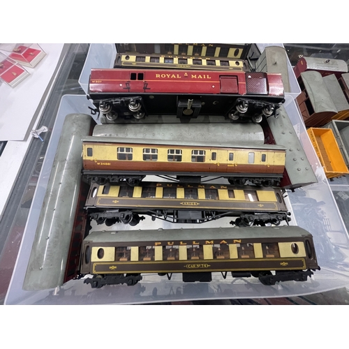 437 - Toys and Games Toys and Games: model railways 04/00 gauge, Hornby rolling stock, twelve passengers, ... 