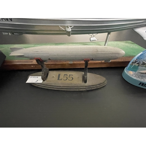 475 - Airship/Zeppelin Memorabilia: Airship/Zeppelin Memorabilia: Desk model R101 21ins, lithographed tinp... 